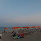 ...costeggiamo per qualche minuto la spiaggia ginosina, puntellata da ombrelloni e lettini svuotati dall'arrivo della stagione fredda